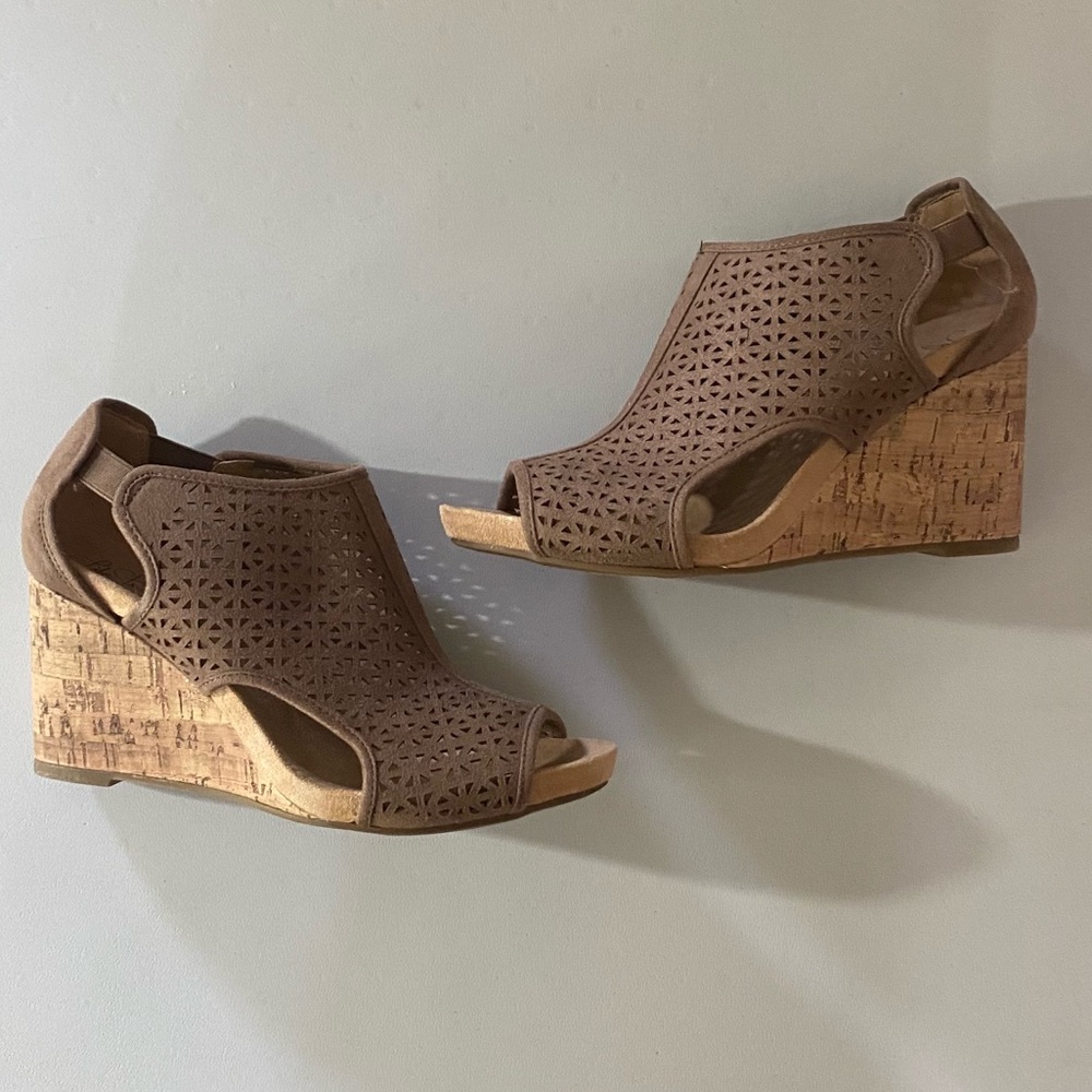NEW Women’s wedge sandal, size 8.5, comfort cushion flex